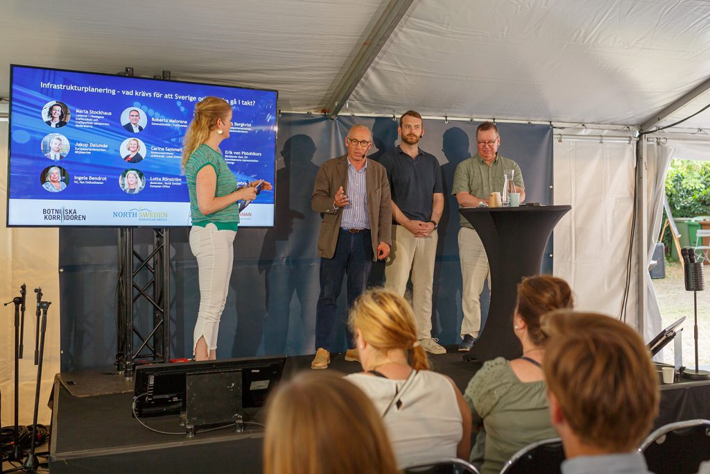 Lotta Rönström, Erik von Pistohlkors, Jakop Dalunde och Erik Bergkvist på scenen.