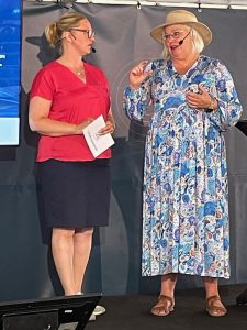 Carina Sammeli och Ingela Bendrot på scenen.