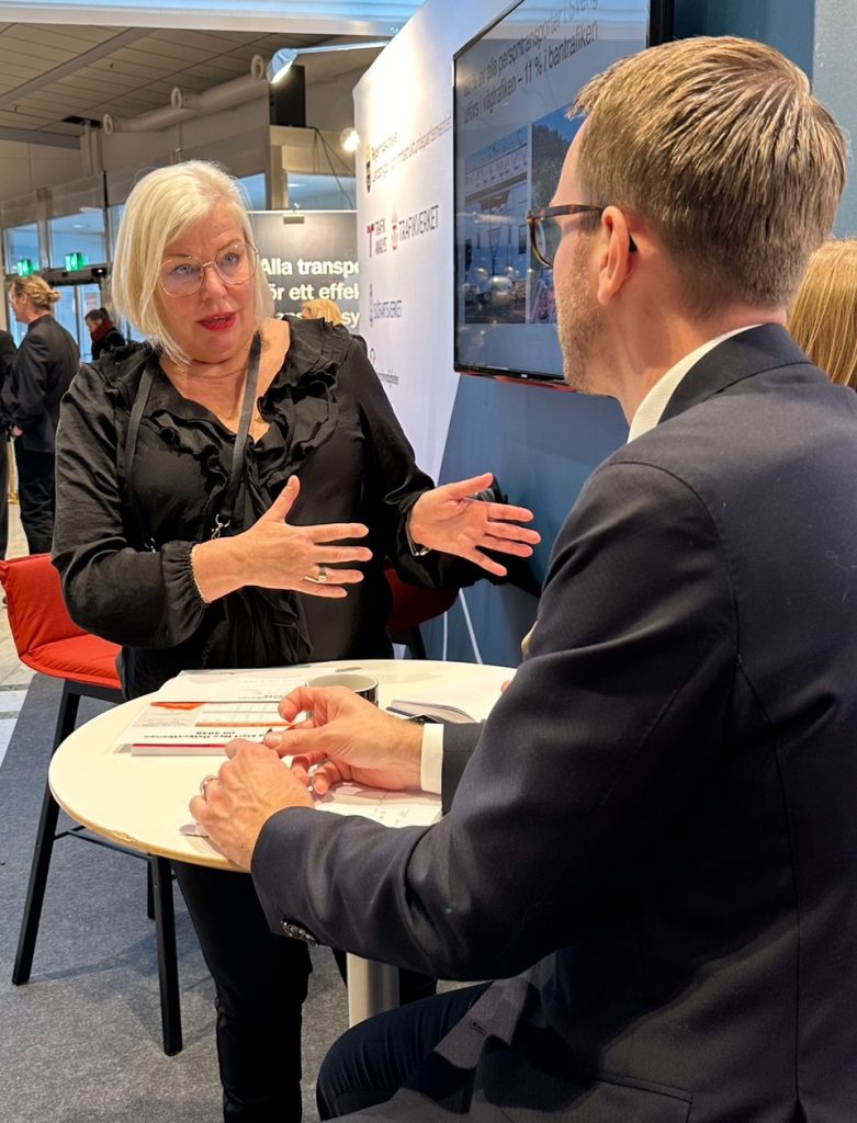 Ingela Bendrot samtalar med Andreas Carlson, infrastrukturminister.